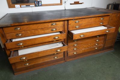 Foto Tavolo grande con 16 cassetti IGB-007230_20250416_011.jpg